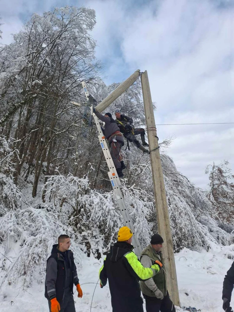 Elektromonteri pretežno rade na nepristupačnom terenu u jako lošim vremenski uslovima
