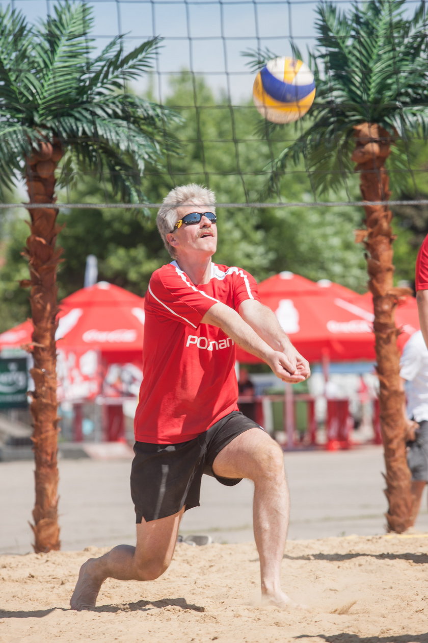 Prezydent Ryszard Grobelny gra w siatkówkę