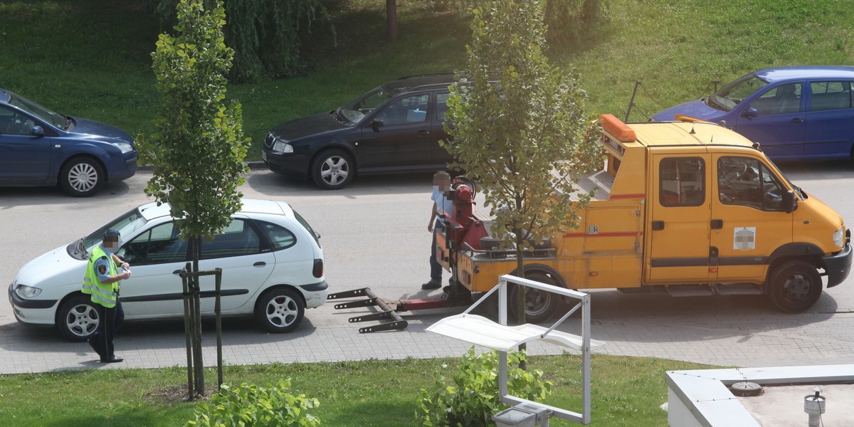 Straz Miejska holuje samochody na Domaniewskiej.