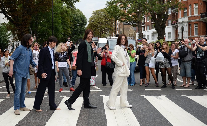Obsada musicalu 'Let it Be' jak legendarni Beatlesi przy Abbey Road