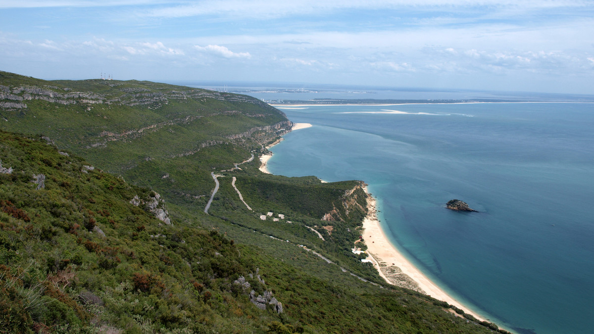 Kto wie gdzie jest Costa da Galé? Ze swoimi dzikimi plażami i małymi zatoczkami, spory fragment portugalskiego wybrzeża, na południe od Lizbony pozostaje nadal nieodkryty przez masową turystykę. W niewielkim stopniu zagospodarowane wybrzeże nadaje się świetnie na wakacje w zupełnie innym stylu. Zamiast samolotu – samochód, w miejsce luksusowego hotelu – biwak niedaleko plaży, z szumiącym całą noc oceanem.