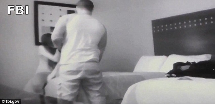 Prerušeni agent FBI sa jednom od žrtava u hotelskoj sobi