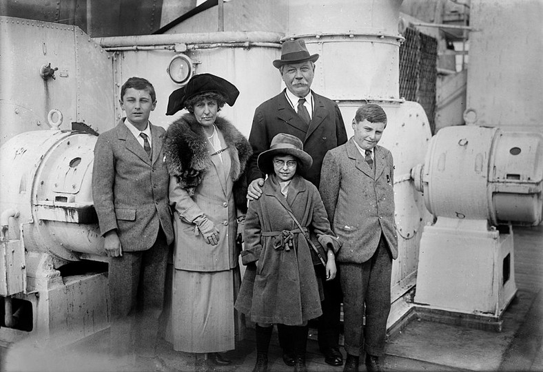 Sir Arthur Conan Doyle wraz z drugą żoną, Jean Elizabeth Leckie oraz trójką dzieci. Od lewej: Denis, Jean, Adrian (1925 r.)