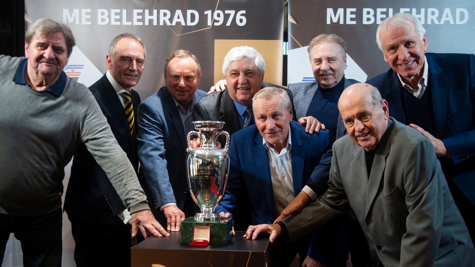 Bývalí futbaloví reprezentanti Československa zľava Jozef Čapkovič, Ladislav Jurkemik, Ján Švehlík, Karol Dobiaš, Ján Pivarník, Ladislav Petráš, Dušan Gališ a Alexander Vencel. 