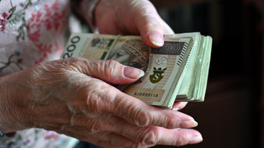 Niektórzy emeryci dostaną pieniądze wcześniej. Kiedy spodziewać się przelewu?