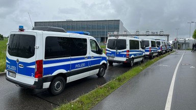 Strzały w niemieckich zakładach Mercedesa. Rośnie liczba ofiar