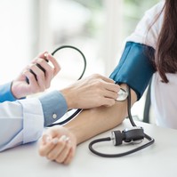 Magas vérnyomás: ennél a 6 tünetnél tárcsázza az orvost!