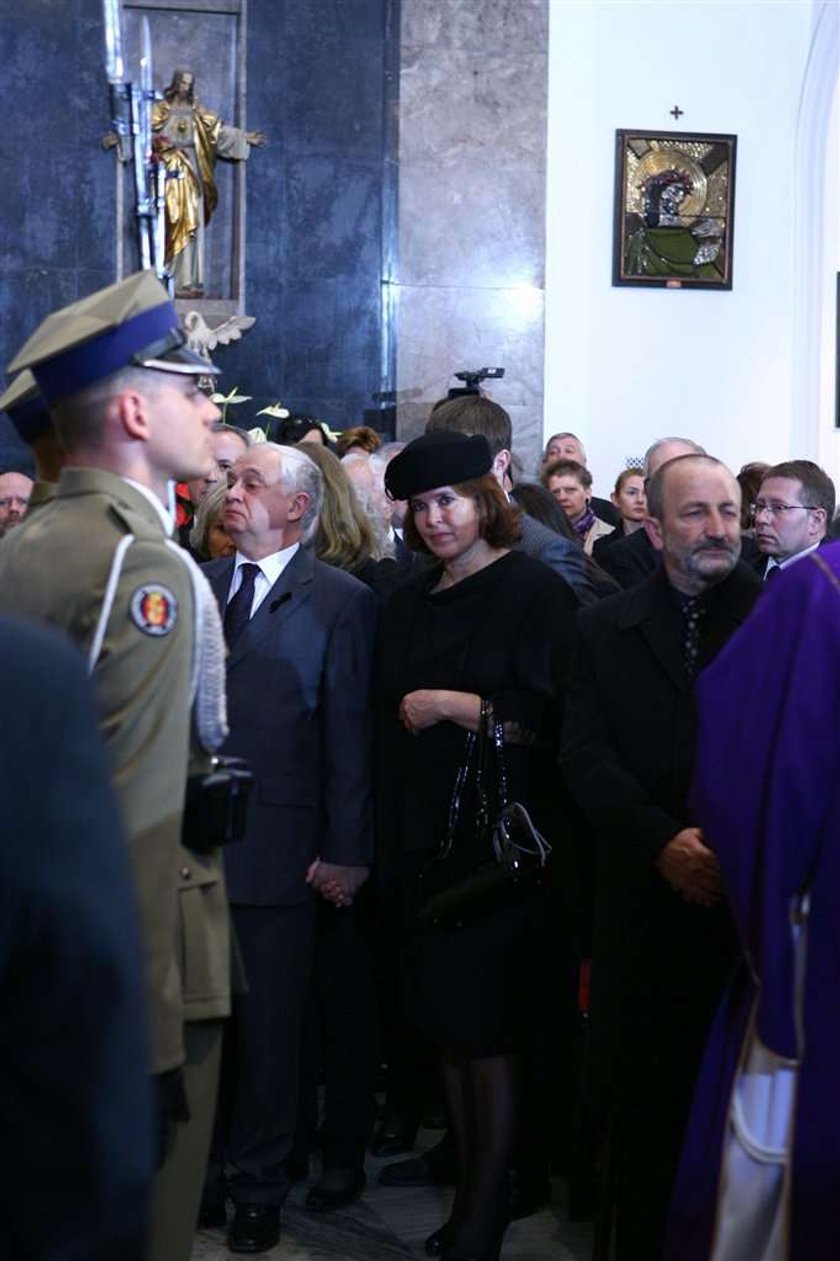 Kwaśniewski modli się na pogrzebie Szmajdzińskiego. ZDJĘCIA