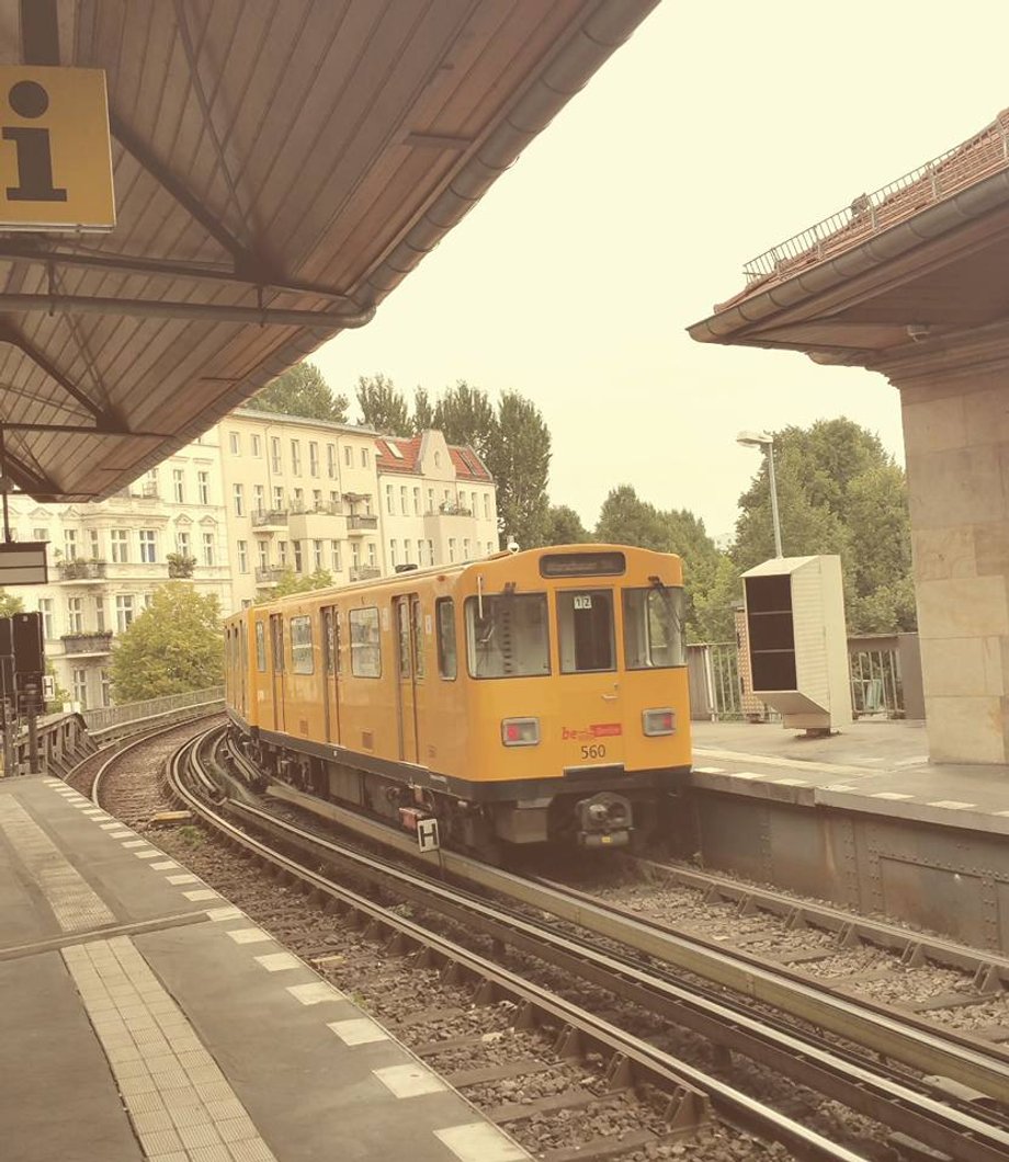 Metro we wschodnim Berlinie w dużej mierze kursuje nad ziemią