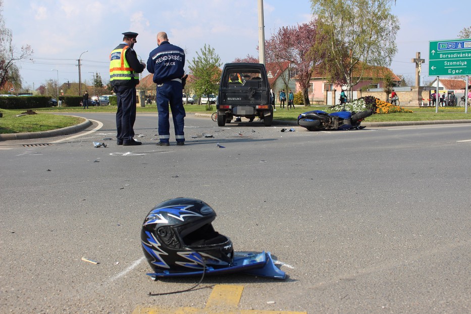 A motoros a belváros irányából haladt a főúton, amikor a vele szemből érkező kocsi balra, az Egri útra fordult /Fotó: Baleset-info.hu