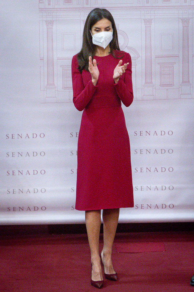 Królowa Letizia podczas ceremonii wręczenia nagród dziennikarskich Luisa Carandella w Madrycie