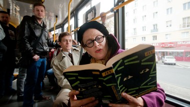 to czytano w prl. polacy polowali na te bestsellery w księgarniach i bibliotekach