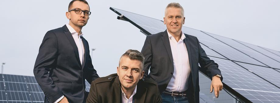 Marcin Frączek (w środku), Artur Mazurkiewicz (z prawej) i Michał Kapica, założyciele Naszego Prądu, wierzą, że rosnące ceny energii zwiększą popyt na panele wśród klientów biznesowych