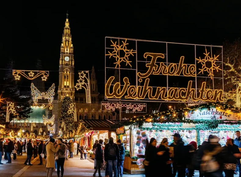 Trg ispred gradske većnice u Beču, jedna od 14 božićnih pijaca u prestonici Austriji