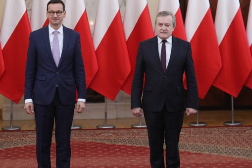 Mateusz Morawiecki i Piotr Gliński podczas powołania Rady Narodowego Instytutu Wolności, luty 2018