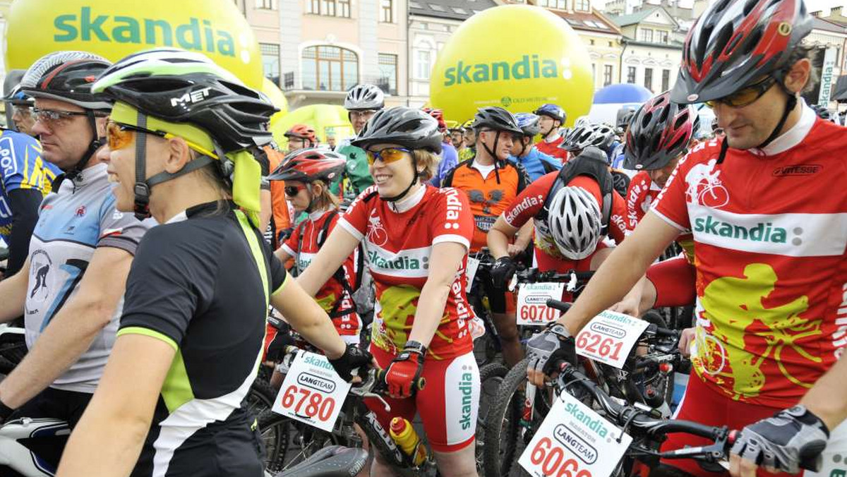 Kolarze BSA Pro Tour: Artur Miazga i Michał Ziułek wjechali razem na metę dystansu Medio podczas trzeciej edycji Skandia Maraton Lang Team w Lublinie. Trzymając się za ręce zawodnicy podkreślili, że sport to rywalizacja, ale również i współpraca, która w tym przypadku przyniosła świetny efekt.