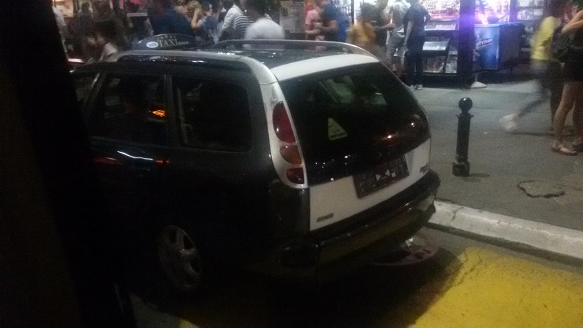 Taksi na Trgu republike bez tablica