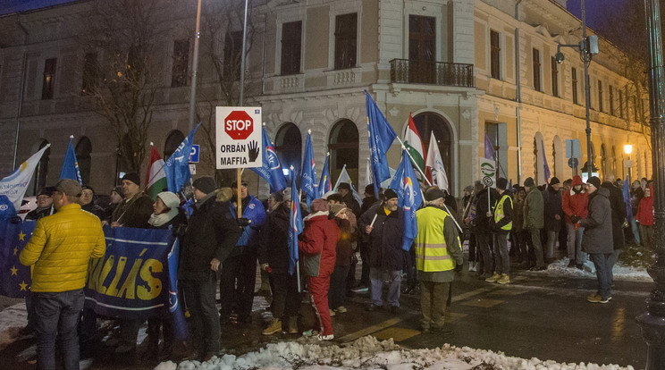 Szombat este Békéscsabán több száz tiltakozó vonult a városháza elé, ahol fővárosi politikusok is szónokoltak/Fotó: MTI- Rosta Tibor