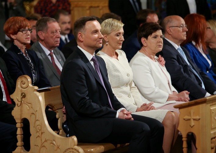 Prezydent Andrzej Duda (3L) z małżonką Agatą Kornhauser-Dudą (C) oraz premier Beata Szydło (3P), minister Elżbieta Rafalska (L) i minister Jan Szyszko (2L)
