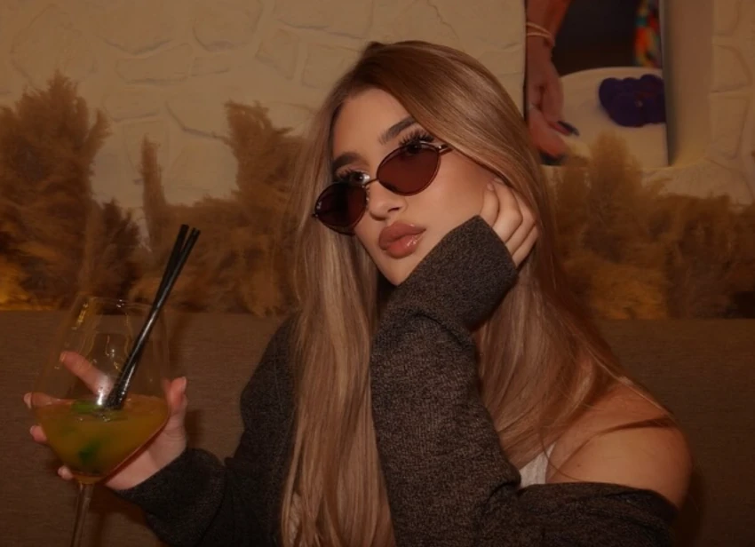 LENA MARINKOVIĆ U ČIPKANOM KORSETU U IZLASKU Ćerka Goce Tržan zavodljivo pozira, pevačica odmah reagovala (FOTO)