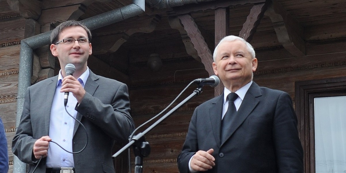 Daniel Obajtek, obecny szef Orlenu i Jarosław Kaczyński podczas konferencji z 2011 r.