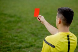 niemiecki sędzia oświadczył się partnerowi na oczach 50 tysięcy kibiców. tydzień później został pobity