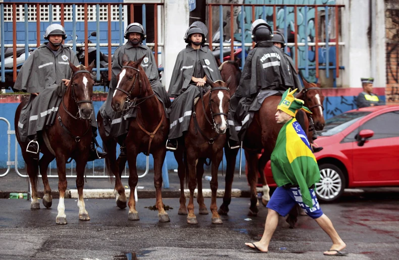 Obezbeđenje uoči prijateljske utakmice između Brazila i Srbije, na koju mnogi nisu stigli zbog protesta