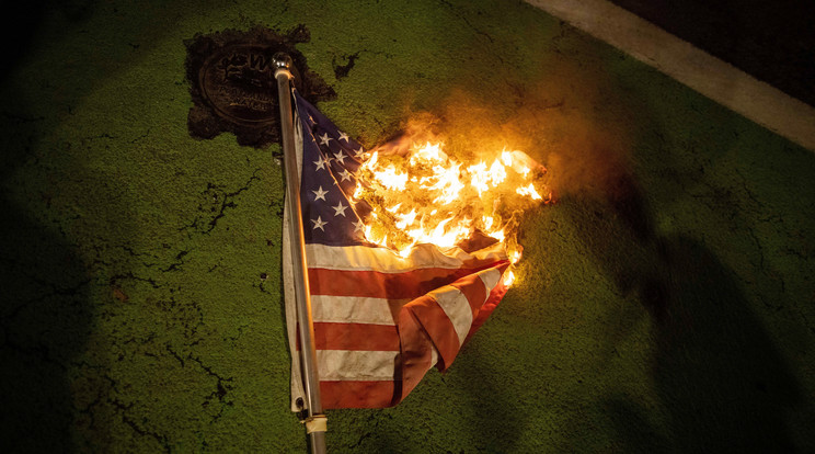 Amerikai zászlókat égettek a portlandi tüntetők / Fotó: EPA