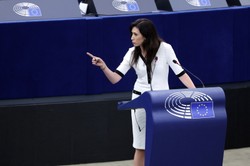 "Rozerwała Ursulę von der Leyen na strzępy". Głośno o europosłance z Konfederacji