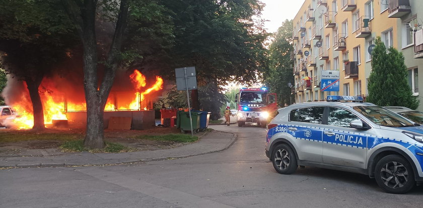 Najpierw głośny huk, a potem ogromny pożar. W Wałbrzychu płonęły samochody. Było naprawdę niebezpiecznie!