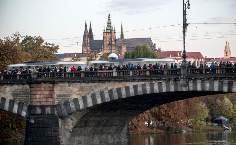 Żałobnicy czekają w kolejce, by złożyć ostatnie wyrazy szacunku zmarłemu czeskiemu piosenkarzowi Karelowi Gottowi