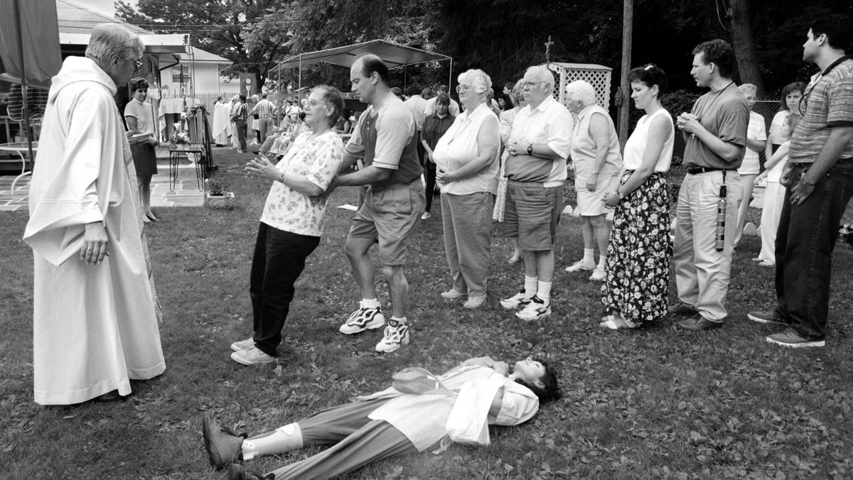 W pokoju Audrey dochodziło do zjawisk nadprzyrodzonych. Na niektórych z wizerunków zaczęła pojawiać się krew, z innych ściekał olej, który zbierany był do specjalnych pojemniczków, a następnie rozdawany wiernym. Kiedy indziej krew pojawiała się także na hostii.