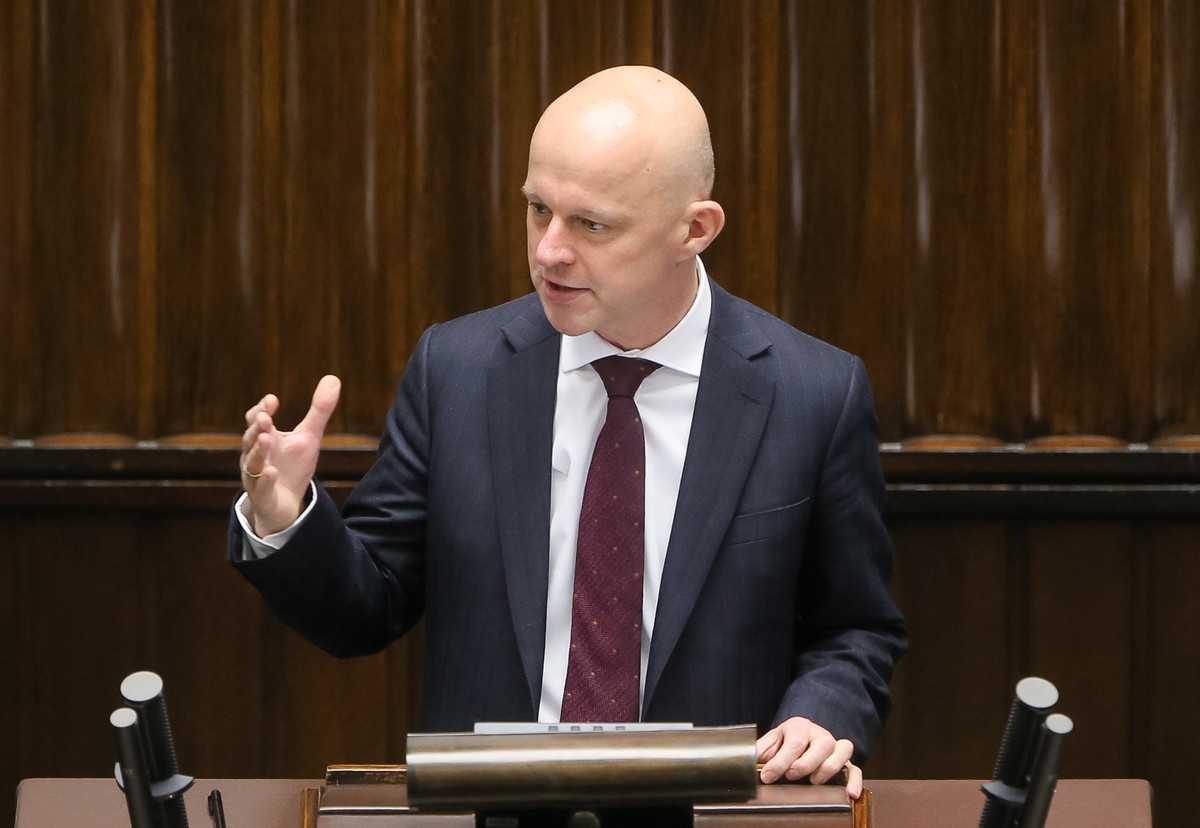 Jak przypomniał minister, w 2008 i 2009 roku nastąpiło "nasilenie akcji sprzedażowej kredytów frankowych i toksycznych opcji walutowych, a polscy klienci byli pozbawieni ochrony prawa, która by im przysługiwała"