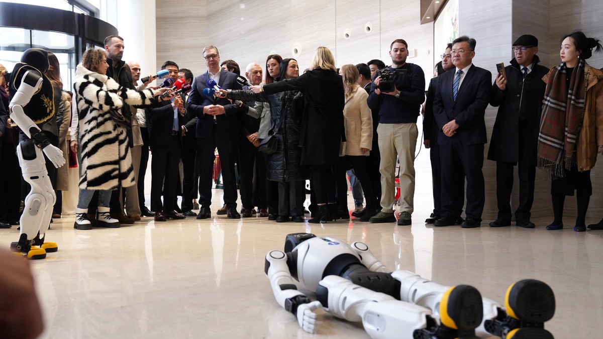 Aleksandar Vučić na prezentaciji robota kompanije AGIBOT