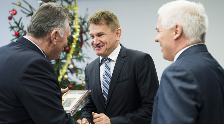 Adorján Gusztávnak, a Szabolcs-Szatmár-Bereg Megyei Kórházak és Egyetemi Oktatókórház főigazgatójának gratulál Balog Zoltán és / Fotó: MTI - Balázs Attila