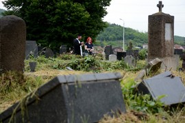 Sutra su LETNJE ZADUŠNICE: Izgovorite ovu molitvu i upalite sveće čak i ako ne idete na groblje - time činite NAJVAŽNIJU STVAR ZA POKOJNE PRETKE