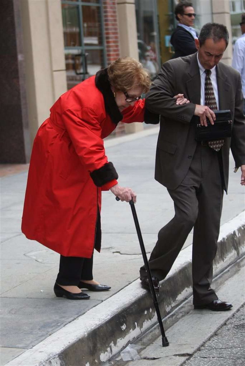 Wdowa po amerykański prezydencie Ronaldzie Reaganie ma już 89 lat. Nic więc dziwnego, że porusza się ostrożnie, podpierając się laseczką.