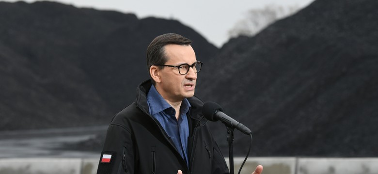 "Jakość sprawdzana trzykrotnie". Morawiecki kpi z "happeningu łopata, palnik"