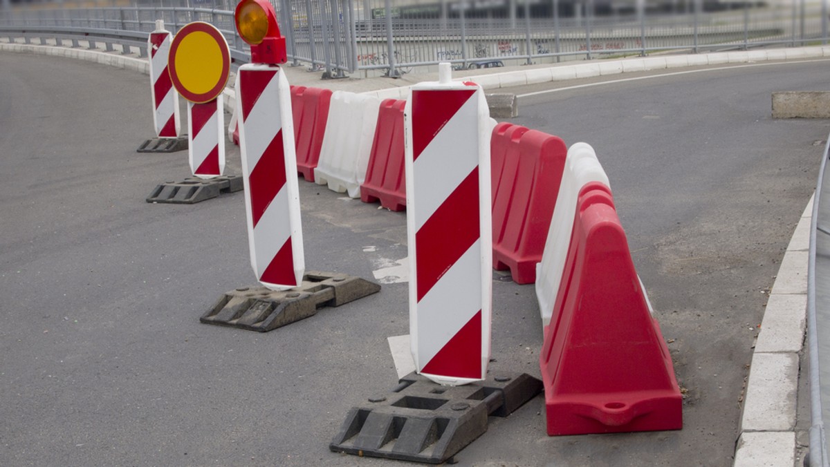 Zarząd Dróg Miejskich rozpoczyna sezon weekendowych remontów nawierzchni jezdni. Na pierwszy ogień idzie ul. Handlowa na Targówku. Z kolei na Trasie AK, przebudowywanej do parametrów drogi ekspresowej, zamknięte zostaną kolejne odcinki jezdni, a inne zostaną udostępnione kierowcom. Podpowiadamy, jak zmieni się organizacja ruchu w tych miejscach.