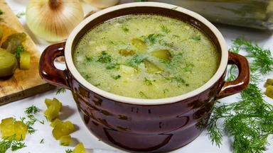 Przepis na tradycyjną zupę ogórkową. Co za smak!