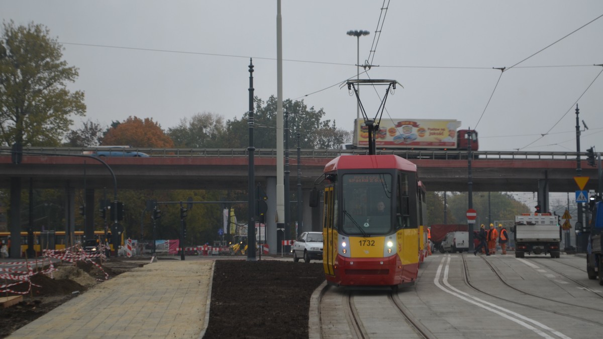 Od dziś, od czwartej rano na Retkinię - po roku przerwy - wróciły tramwaje. Liniami 8 i 12 łodzianie mogą dojechać albo – z Wyszyńskiego na Chochoła lub, z tej samej pętli na Retkini – na Stoki.