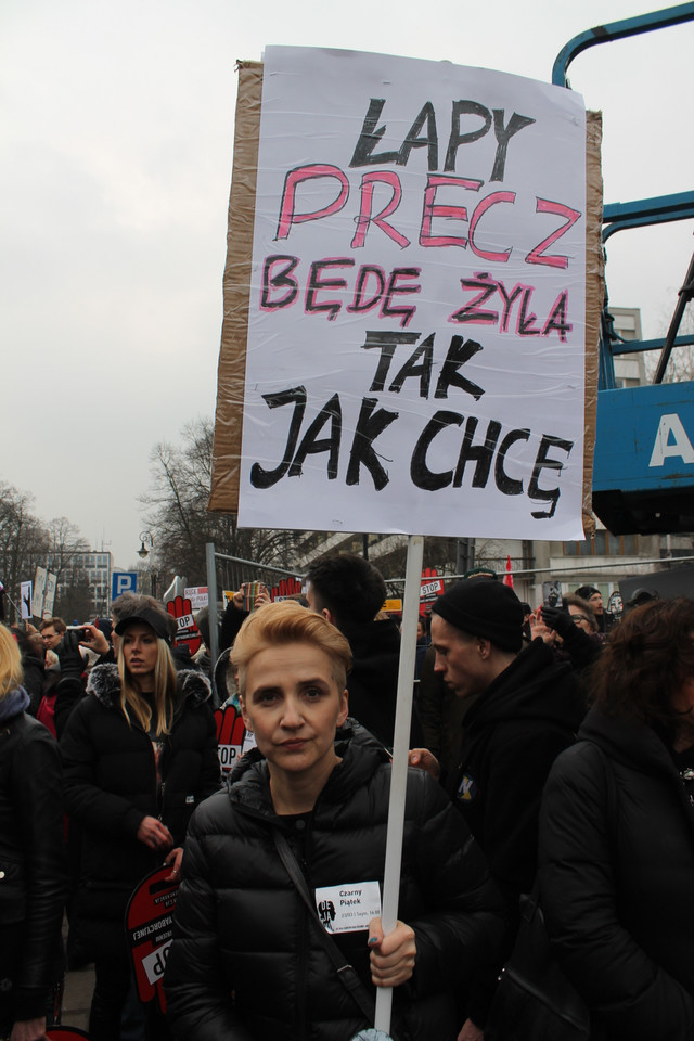 Transparenty na "czarnym proteście" w Warszawie