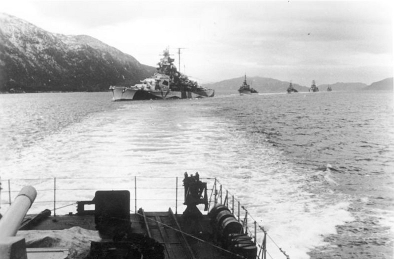 Pancernik Tirpitz eskortowany przez flotyllę niszczycieli, październik 1942 r.