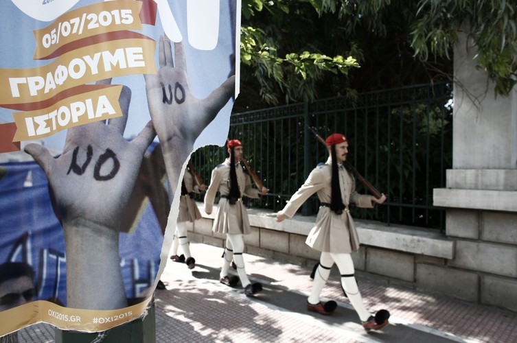 Unijni liderzy zostali zaskoczeni przez niespodziewany zwrot akcji zainicjowany przez grecki rząd. Hollande i Merkel spotkają się w poniedziałek w Paryżu, by przygotować odpowiedź. W idealnych okolicznościach do spotkania powinno dojść jeszcze przed referendum, co umożliwiłoby jego uniknięcie. Biorąc pod uwagę brak wzajemnego zaufania i niesprzyjający klimat jaki wytworzył się wokół negocjacji, rozmowy pomiędzy UE a Grecją są jednak trudne. Na zdj. Grecja, Ateny