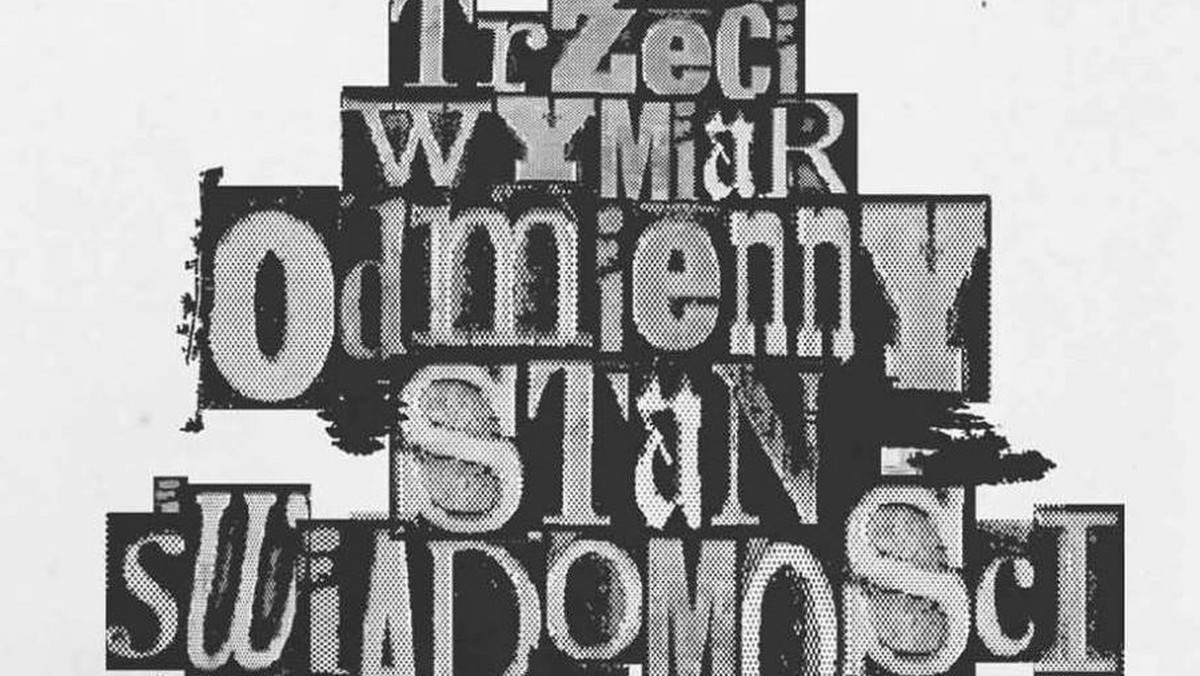 Polska scena rapowa jest dziwna i chyba już nikt nie polemizuje z tym stwierdzeniem. Zacierają się granice, co jest hip-hopem, a co dyskoteką. Toczą się bezsensowne beefy, których podłożem jest status na Facebooku lub wers wyciągnięty z kontekstu – istna komedia. Na obrzeżach tego bagienka stoją chłopaki z Trzeciego Wymiaru, którzy z politowaniem patrzą na babrających się w błocie hip-hopowców.