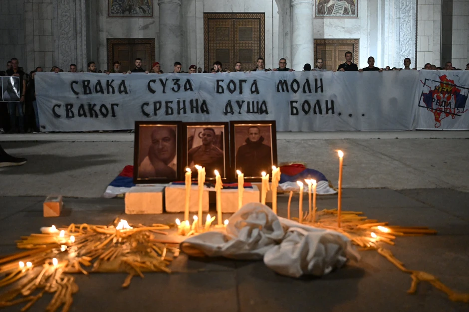 Okupljeni su palili sveće