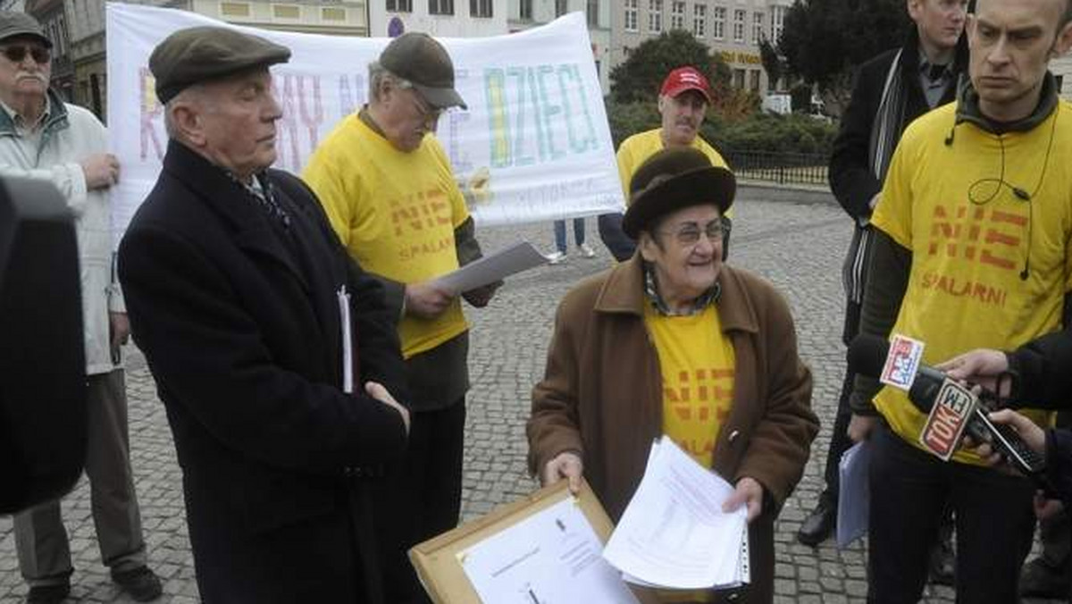 Bydgoscy radni większością głosów zgodzili się w środę na dodatkową pożyczkę na budowę spalarni odpadów. Nie pomógł protest Bydgoskiego Forum Ekologicznego i ostre słowa opozycji - informuje "Gazeta Pomorska".