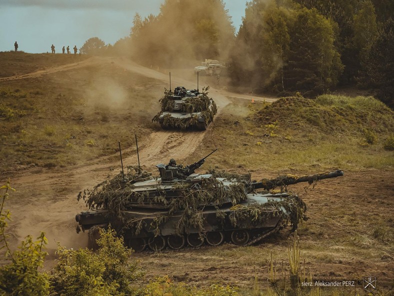 Polskie czołgi M1A1FEP z 1. Warszawskiej Brygady Pancernej z Wesołej w trakcie ćwiczenia Immediate Repsonse 24.