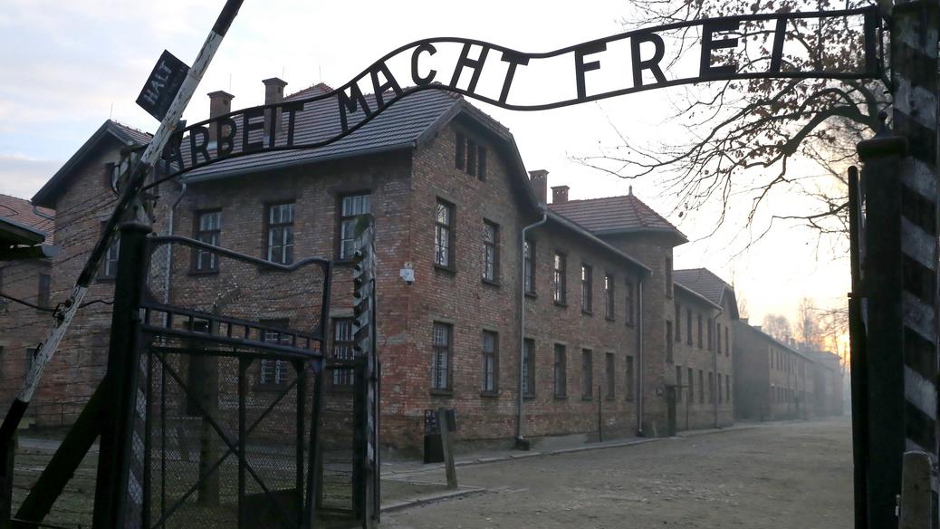 Brama byłego obozu Auschwitz II-Birkenau w Oświęcimiu