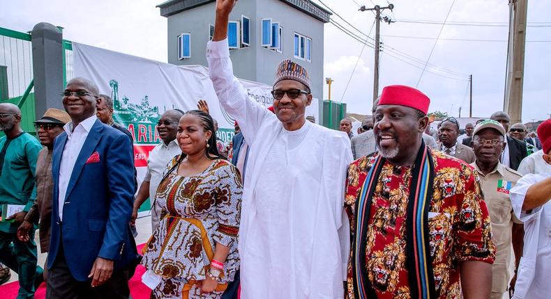 President Muhammadu Buhari with Governor Rochas Okorocha and other APC chieftains on a campaign tour